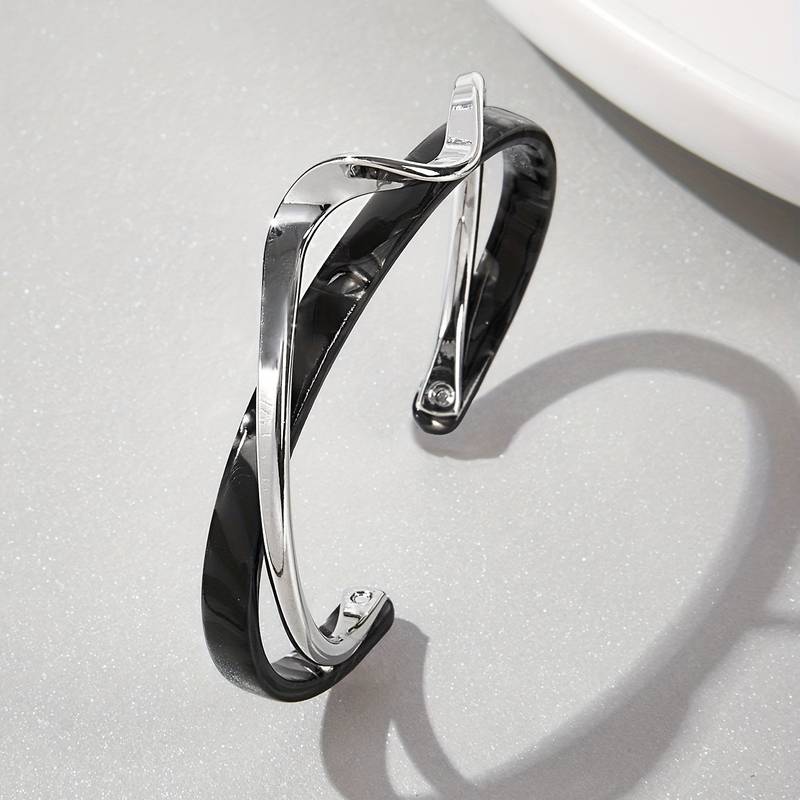 Mia Women's Graceful Bracelet featuring a delicate, timeless link design, ideal for elegant and everyday wear.