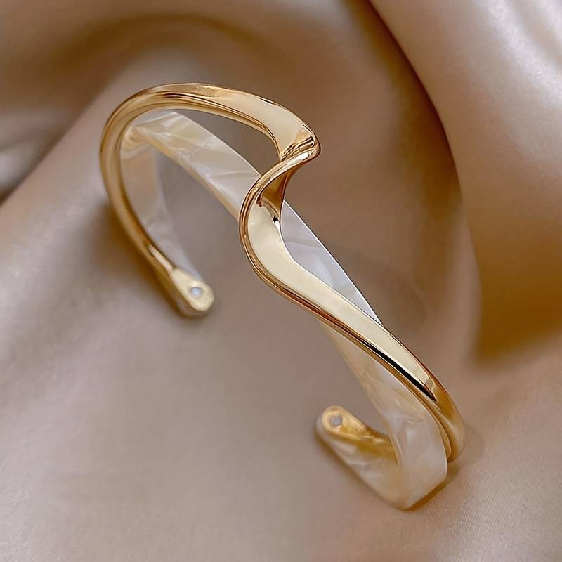 Mia Women's Graceful Bracelet featuring a delicate, timeless link design, ideal for elegant and everyday wear.