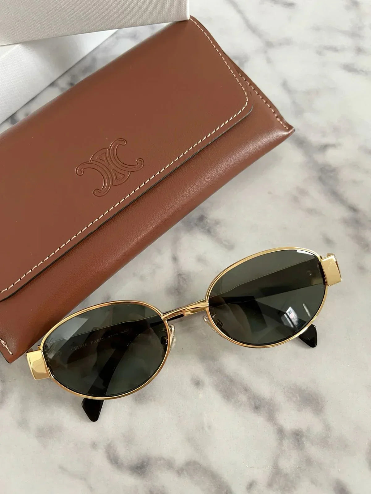 A pair of elegant women's sunglasses with a chic oval frame and stylish detailing, perfect for enhancing any outfit and providing essential UV protection. Designed for a lightweight and comfortable fit, ideal for daily wear or special occasions.
