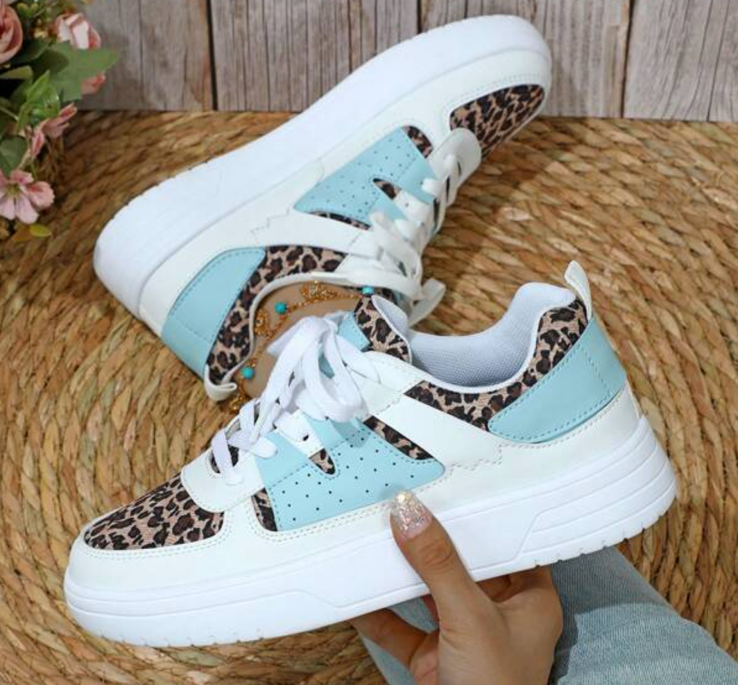 Women's casual sneakers with a modern design, featuring lace-up closure and a comfortable fit for everyday wear.