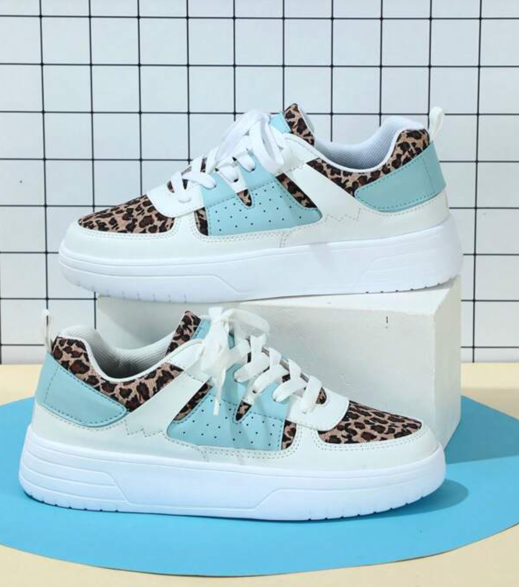 Women's casual sneakers with a modern design, featuring lace-up closure and a comfortable fit for everyday wear.