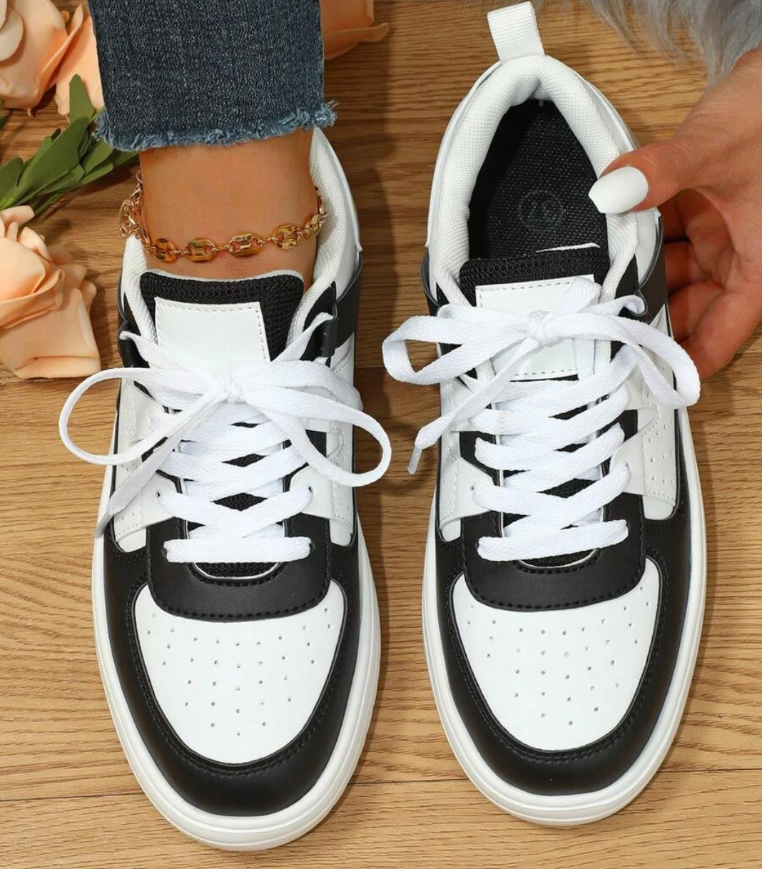 Women's casual sneakers with a modern design, featuring lace-up closure and a comfortable fit for everyday wear.