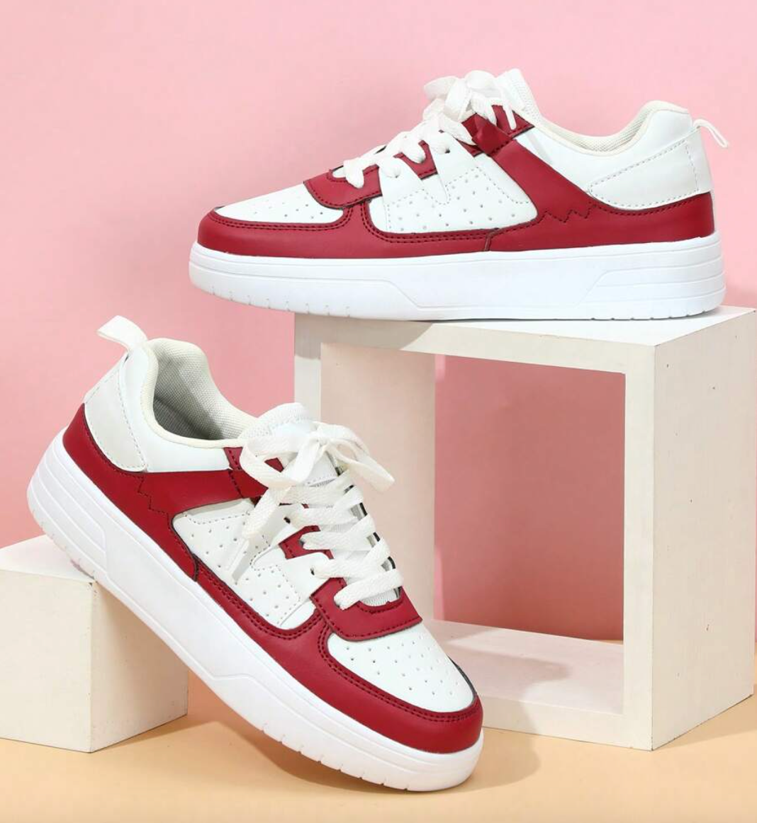 Women's casual sneakers with a modern design, featuring lace-up closure and a comfortable fit for everyday wear.