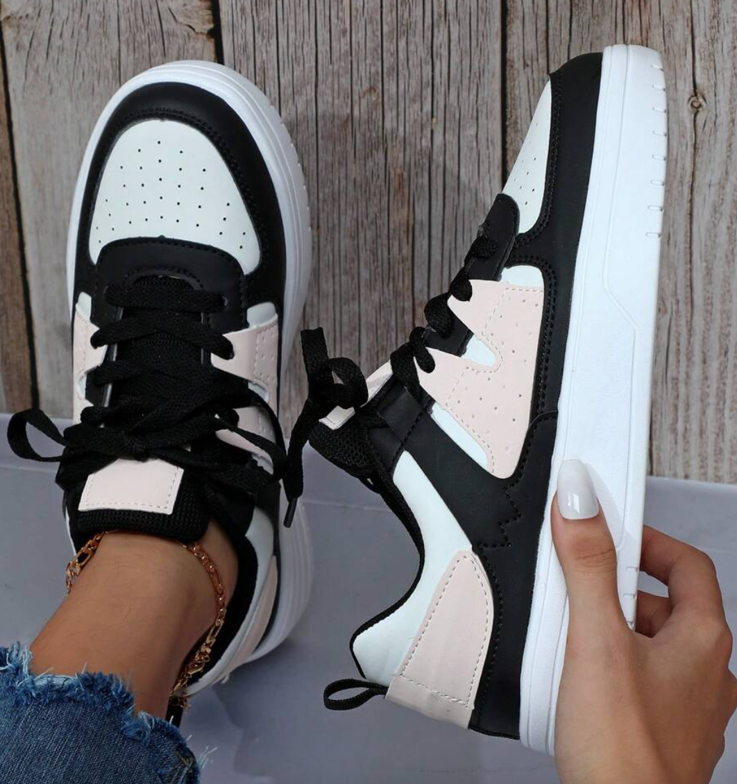 Women's casual sneakers with a modern design, featuring lace-up closure and a comfortable fit for everyday wear.