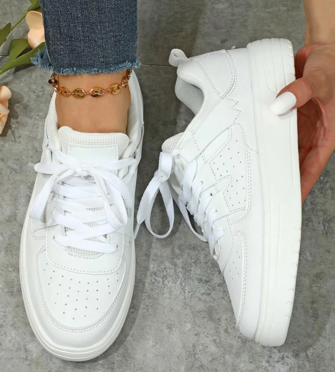 Women's casual sneakers with a modern design, featuring lace-up closure and a comfortable fit for everyday wear.
