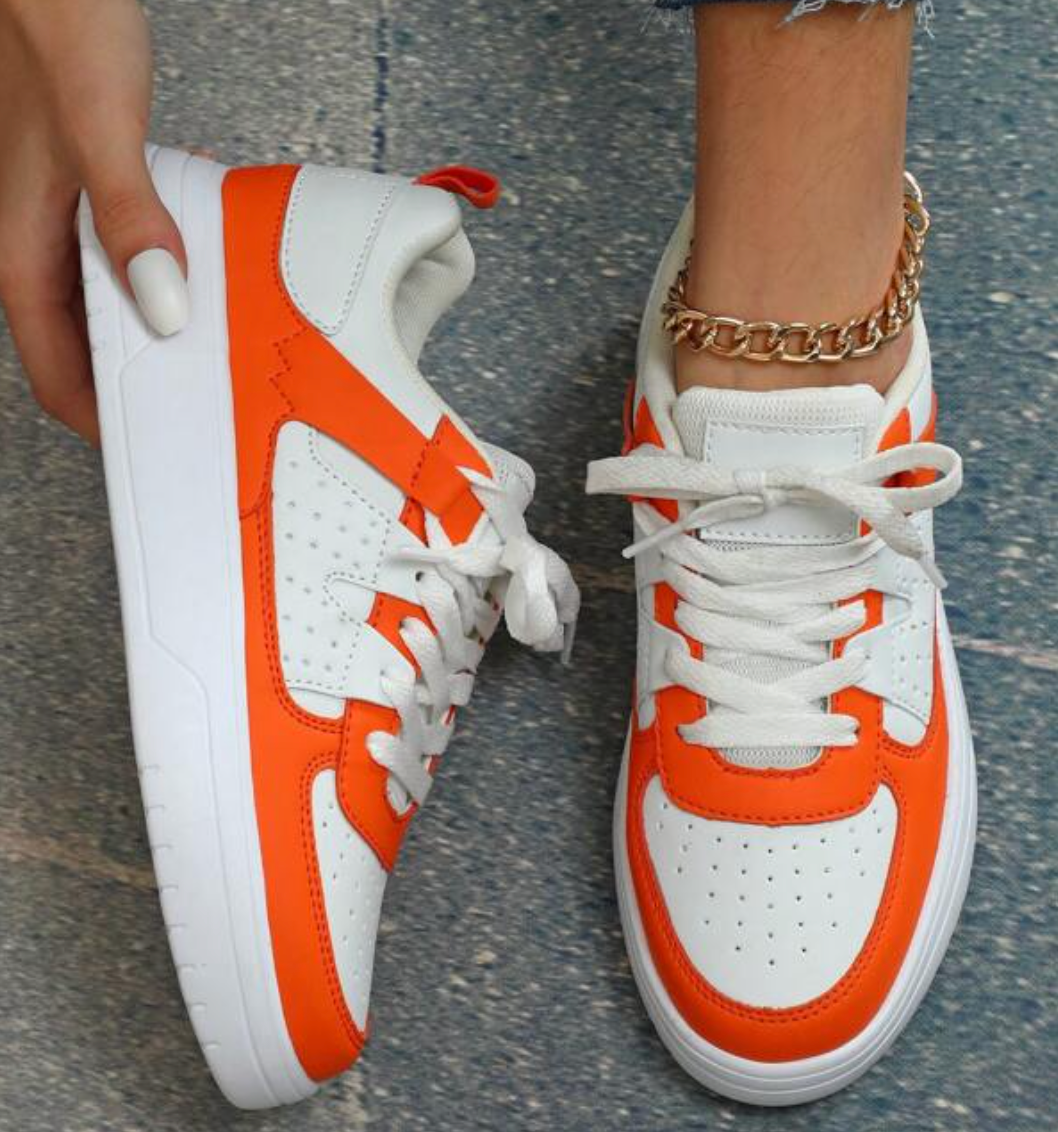 Women's casual sneakers with a modern design, featuring lace-up closure and a comfortable fit for everyday wear.