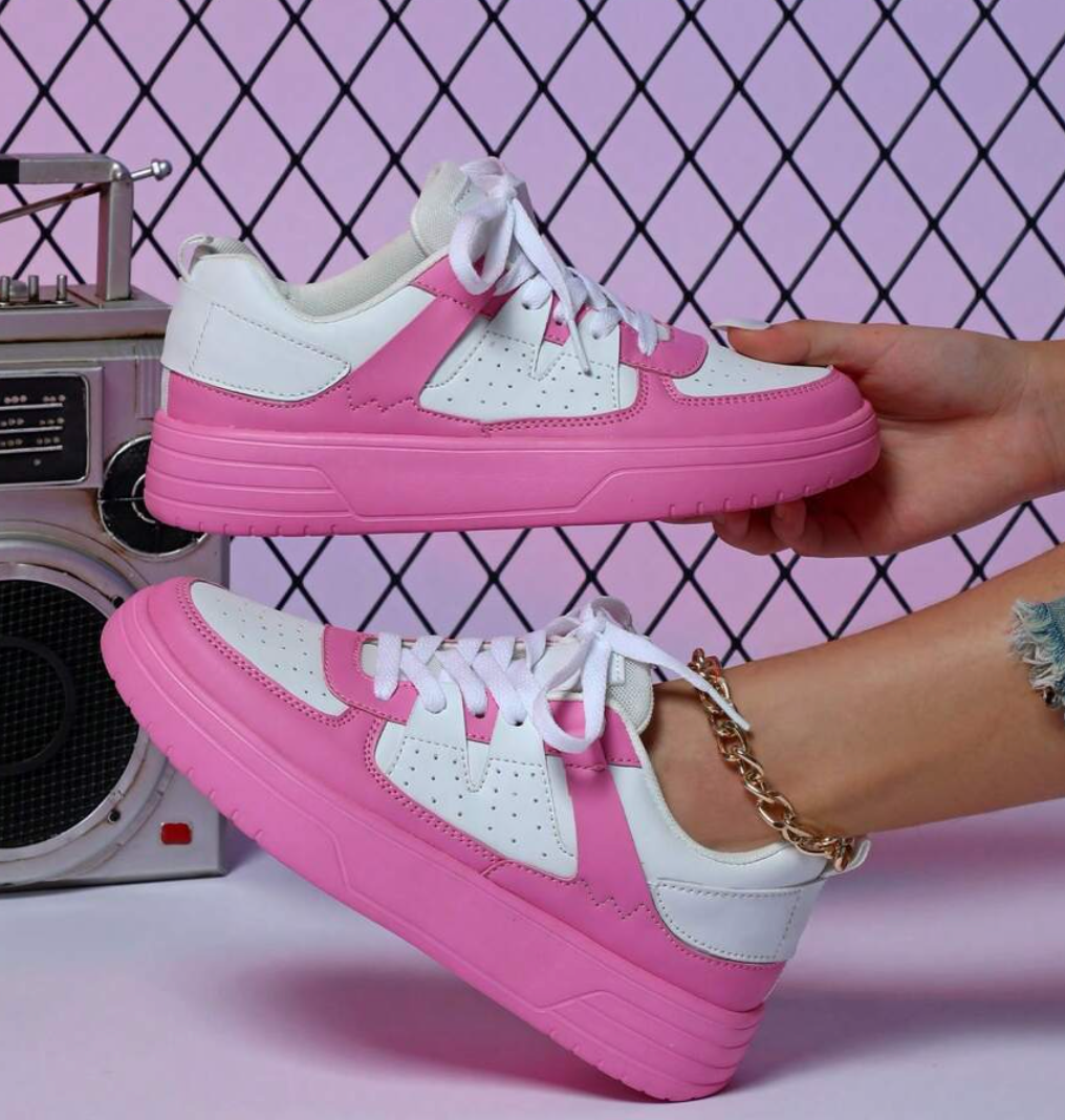 Women's casual sneakers with a modern design, featuring lace-up closure and a comfortable fit for everyday wear.