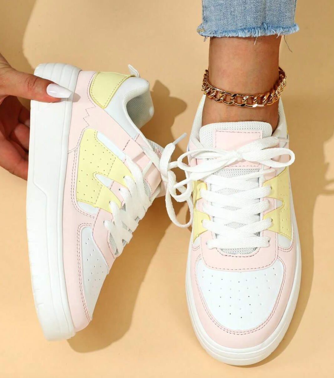 Women's casual sneakers with a modern design, featuring lace-up closure and a comfortable fit for everyday wear.