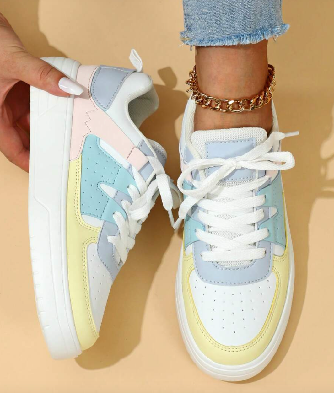Women's casual sneakers with a modern design, featuring lace-up closure and a comfortable fit for everyday wear.