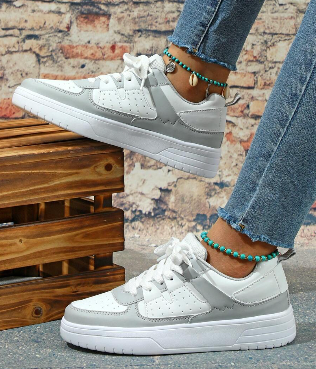 Women's casual sneakers with a modern design, featuring lace-up closure and a comfortable fit for everyday wear.