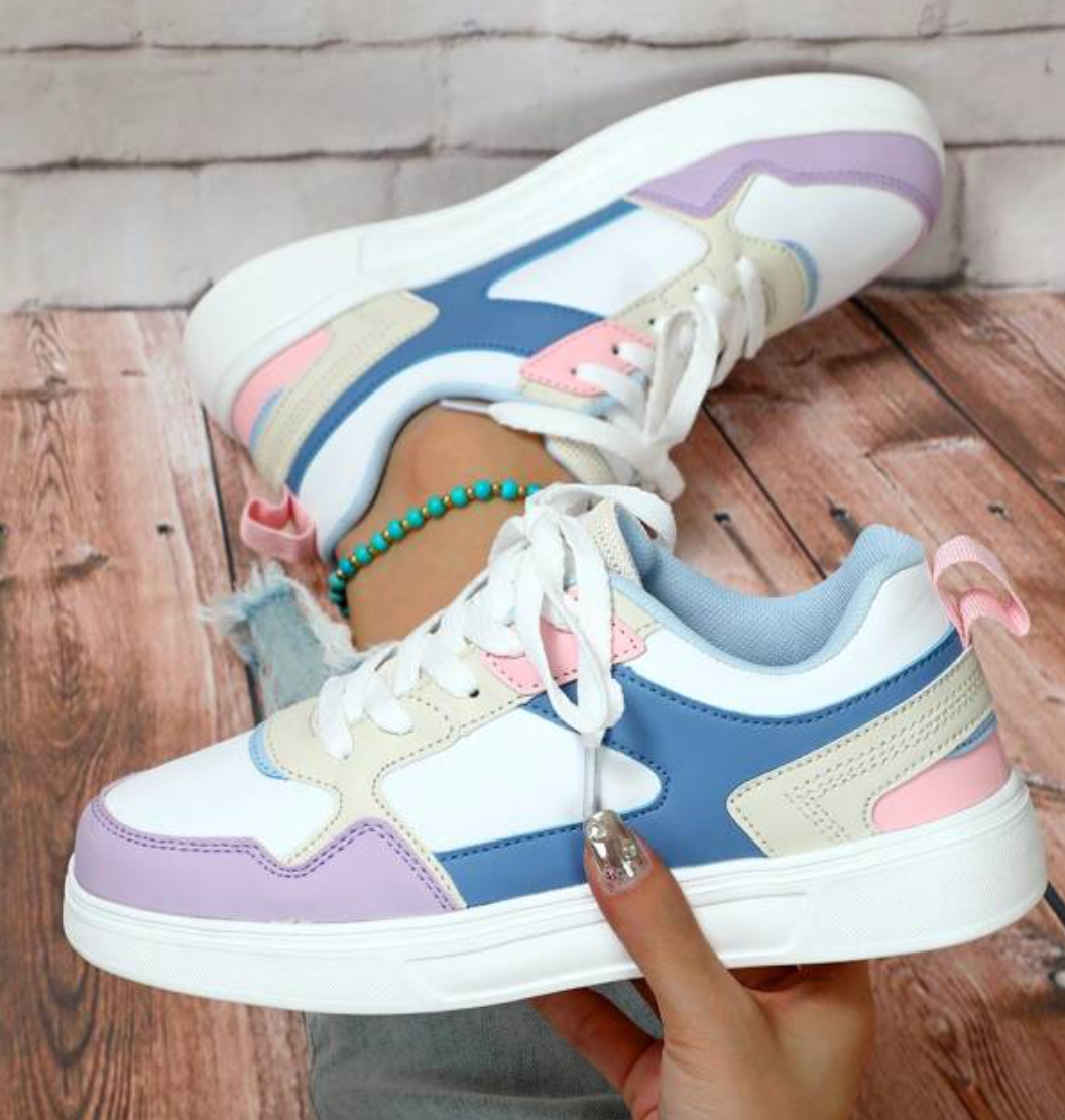 Women's casual sneakers with a modern design, featuring lace-up closure and a comfortable fit for everyday wear.
