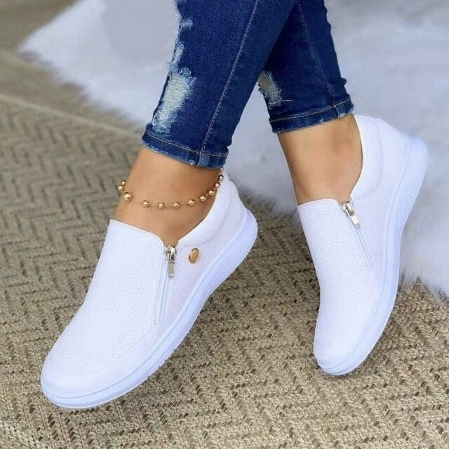Stylish women's slip-on shoes with a breathable design, paired with casual jeans and an anklet, perfect for everyday comfort and fashion.