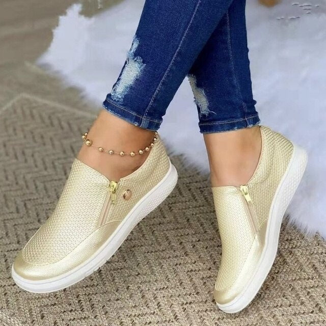 Stylish women's slip-on shoes with a breathable design, paired with casual jeans and an anklet, perfect for everyday comfort and fashion.