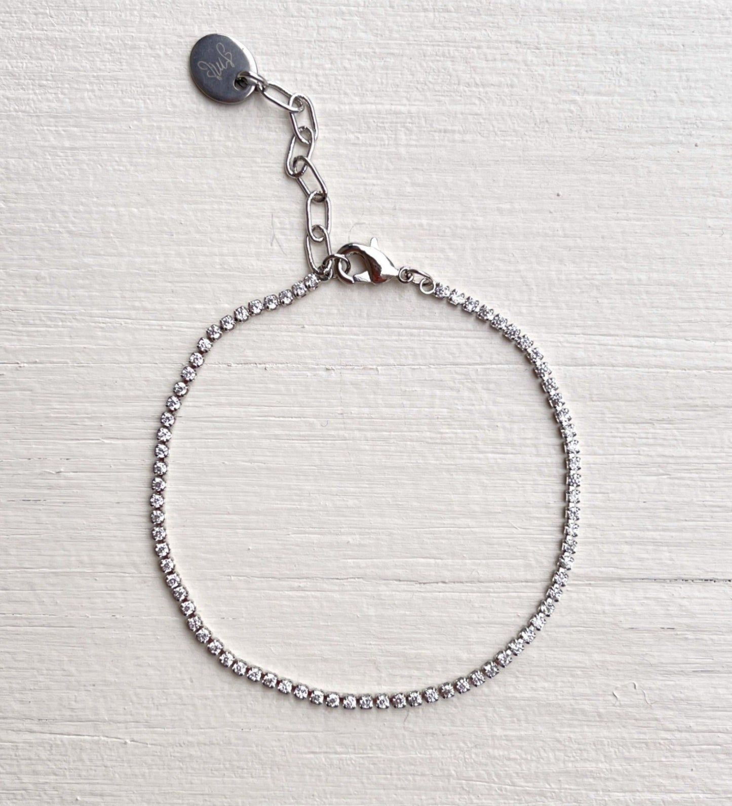 Close-up of a women's elegant bracelet featuring a refined link design, showcasing a delicate and timeless accessory for any occasion.