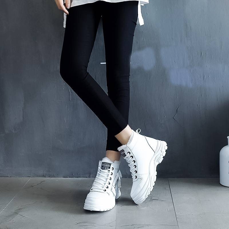 Stylish women's durable boots designed for comfort and warmth, featuring a cozy interior lining and sturdy soles, perfect for winter wear.