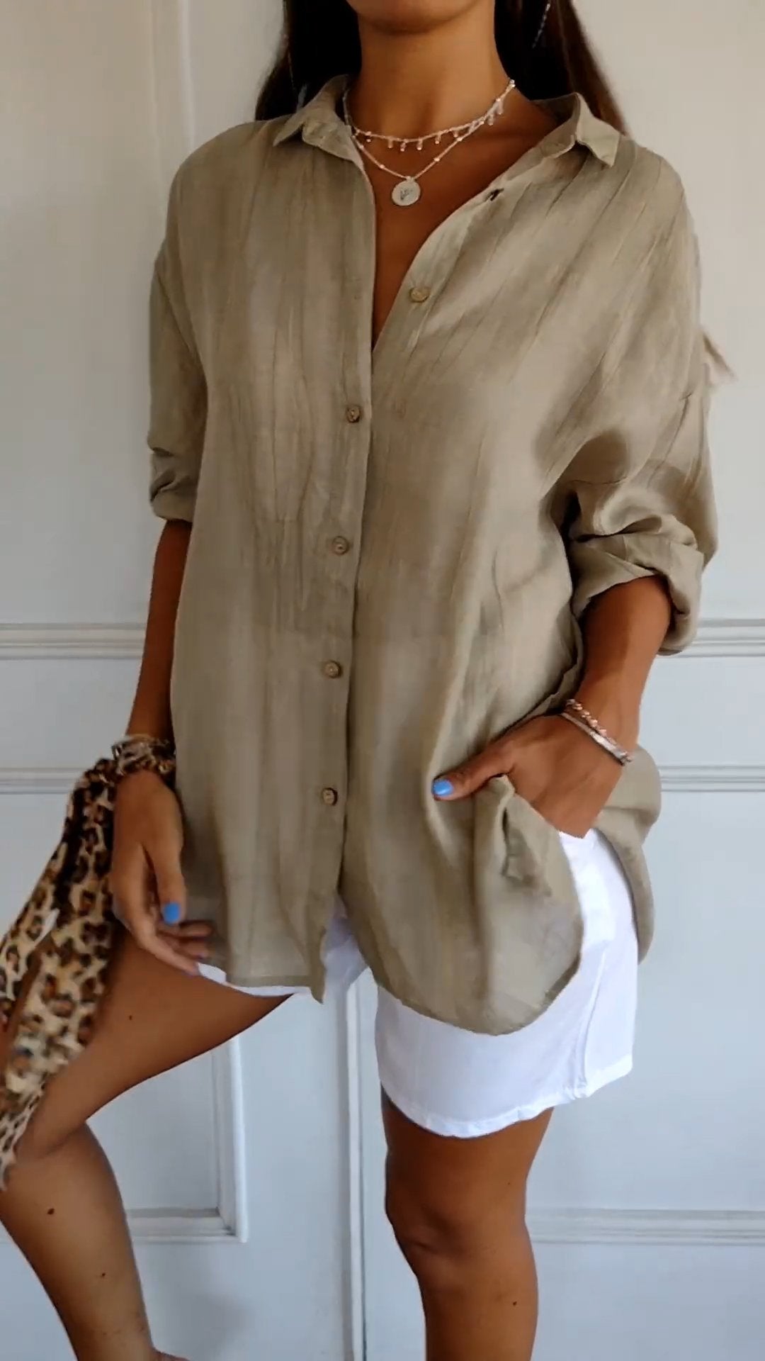 Stylish women's lightweight shirt with a relaxed fit, featuring button details and a casual, versatile design ideal for everyday wear.