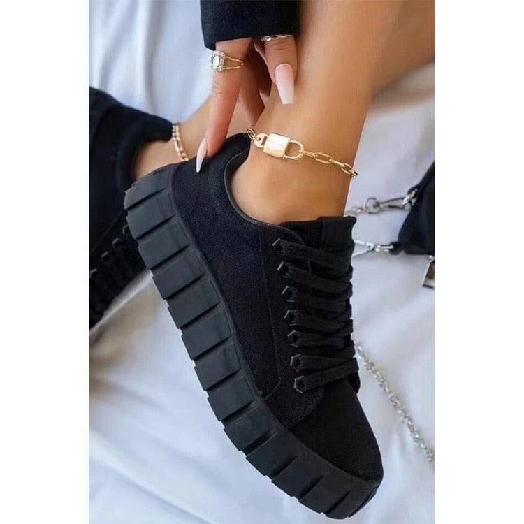 Stylish women's sneakers with a chunky sole, perfect for casual wear or active days, featuring a modern and trendy design.
