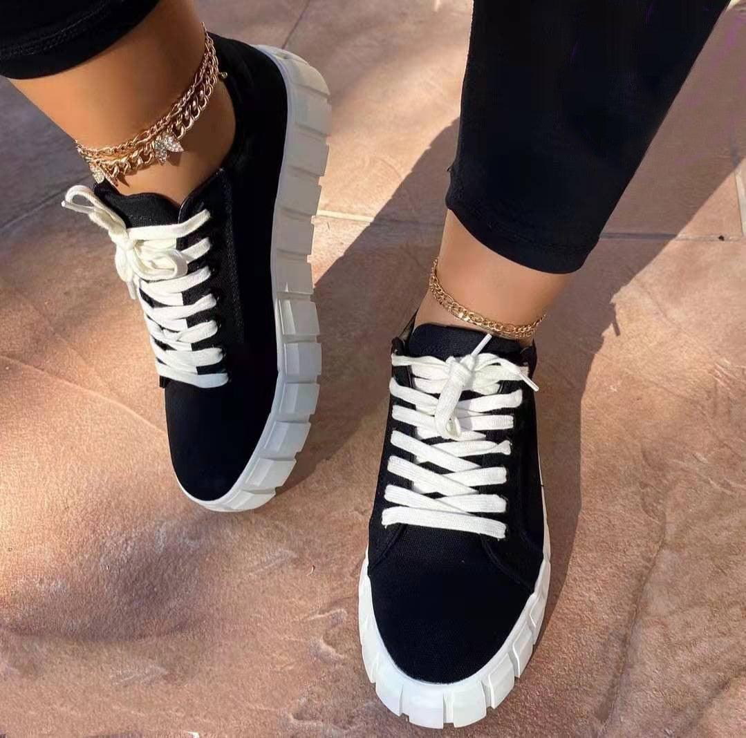 Stylish women's sneakers with a chunky sole, perfect for casual wear or active days, featuring a modern and trendy design.