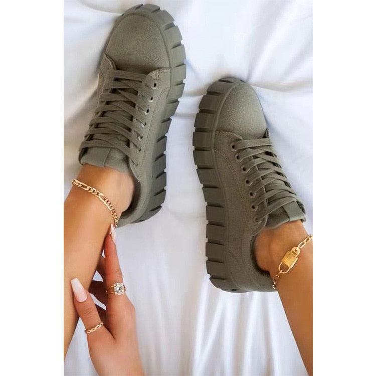 Stylish women's sneakers with a chunky sole, perfect for casual wear or active days, featuring a modern and trendy design.