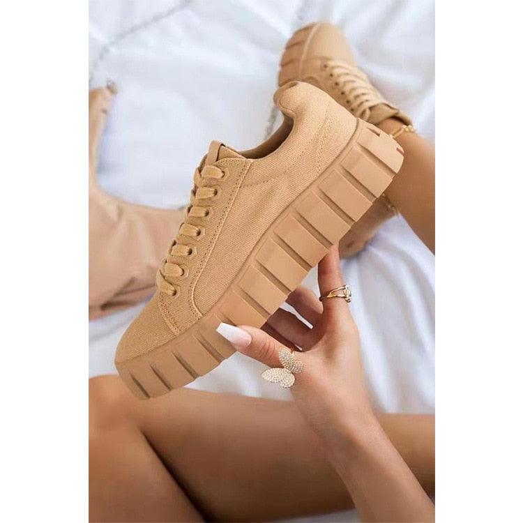 Stylish women's sneakers with a chunky sole, perfect for casual wear or active days, featuring a modern and trendy design.