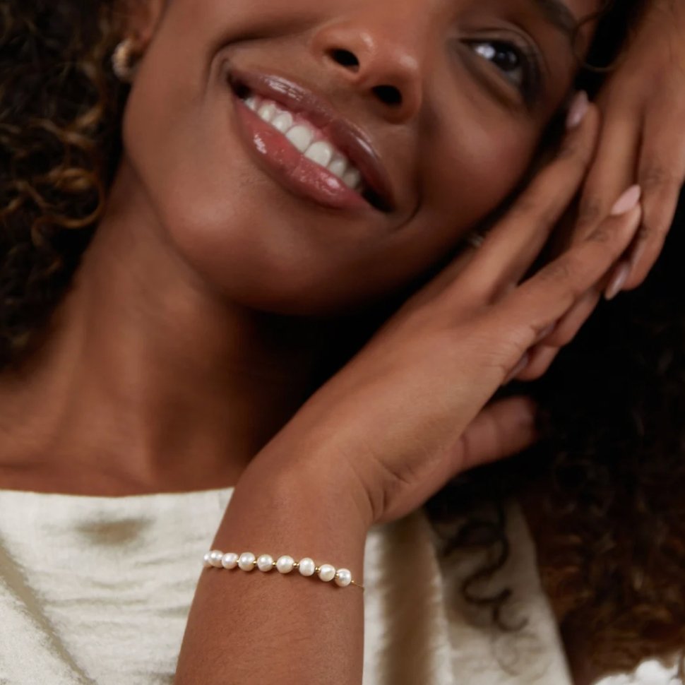 Close-up of the Grace Women's Link Bracelet showcasing its sleek and elegant design, featuring a refined link chain. A versatile accessory that adds sophistication to any outfit.