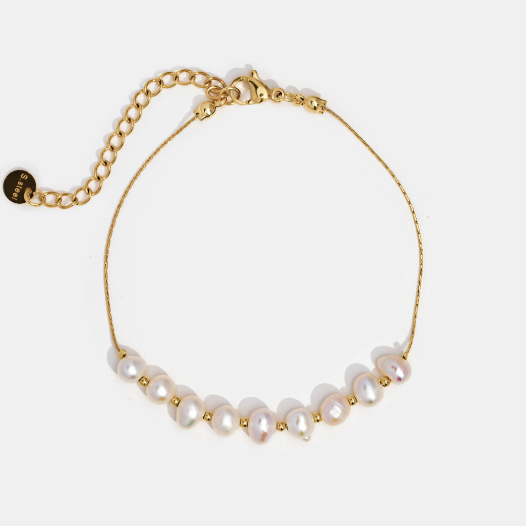 Close-up of the Grace Women's Link Bracelet showcasing its sleek and elegant design, featuring a refined link chain. A versatile accessory that adds sophistication to any outfit.