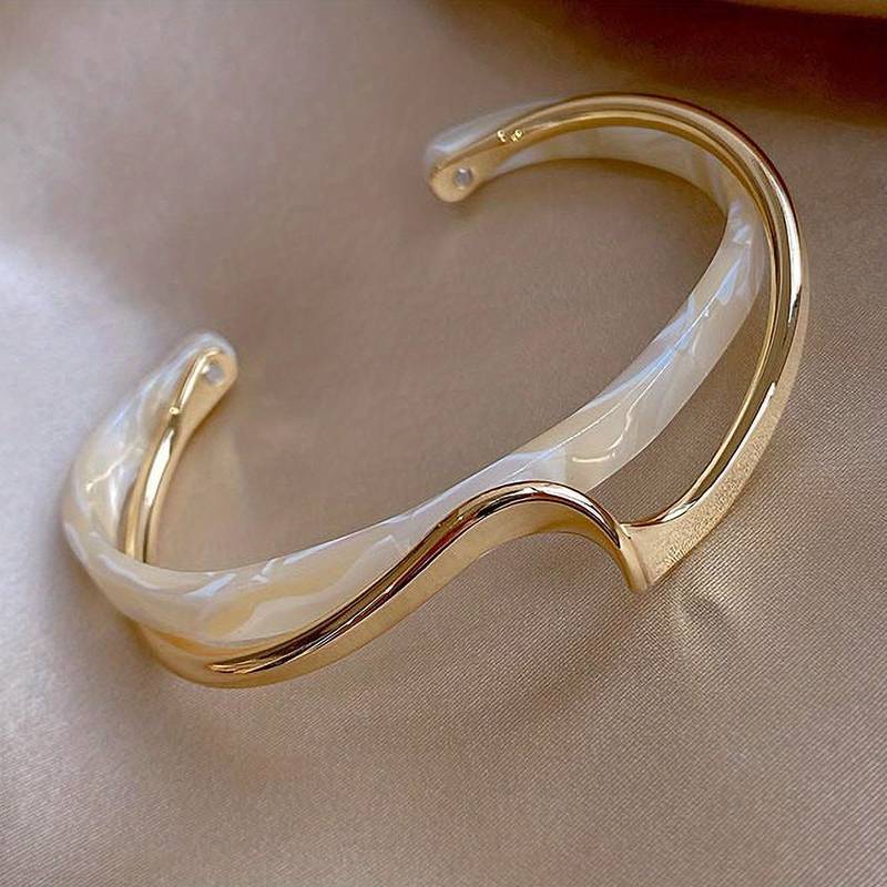 Mia Women's Graceful Bracelet featuring a delicate, timeless link design, ideal for elegant and everyday wear.