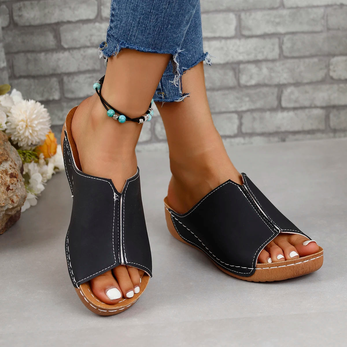 Orthopedic sandal for women, design and class