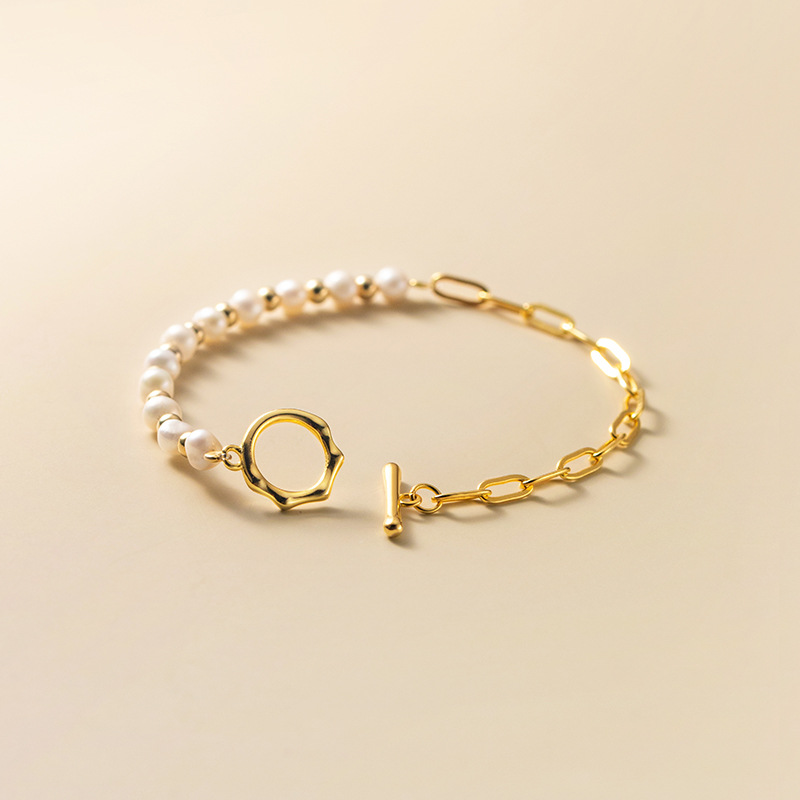 Lena Women's Delicate Bracelet featuring a minimalist link design, perfect for adding elegance to any outfit with its sleek and sophisticated style.