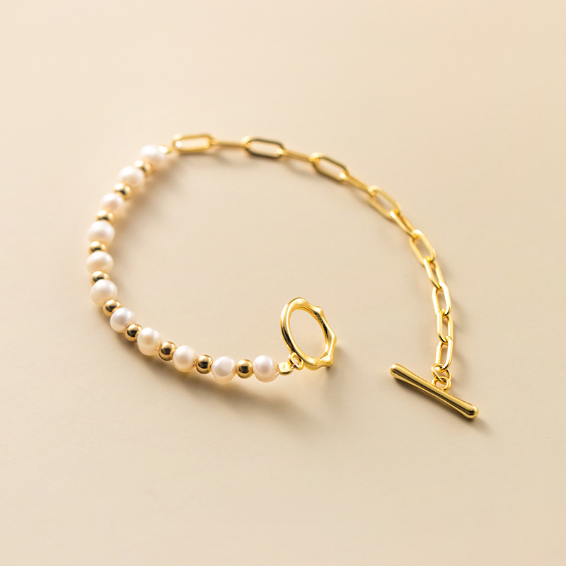 Lena Women's Delicate Bracelet featuring a minimalist link design, perfect for adding elegance to any outfit with its sleek and sophisticated style.