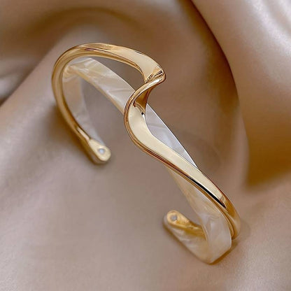 Mia Women's Graceful Bracelet featuring a delicate, timeless link design, ideal for elegant and everyday wear.