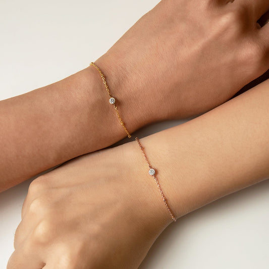 Close-up of the Lisa Women's Elegant Bracelet featuring a delicate and timeless link design, offering a refined and sophisticated accessory for any occasion.