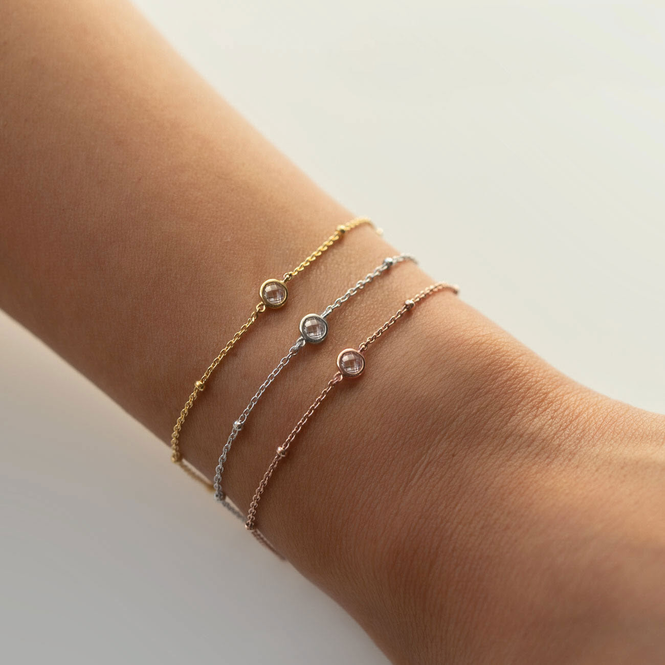 Close-up of the Lisa Women's Elegant Bracelet featuring a delicate and timeless link design, offering a refined and sophisticated accessory for any occasion.