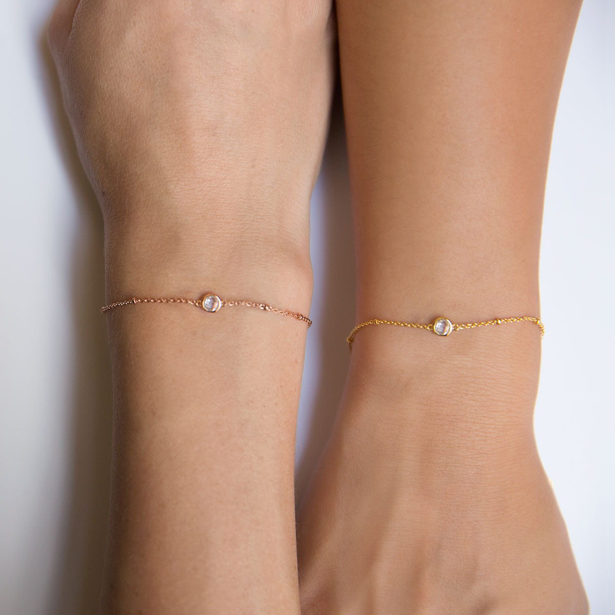 Close-up of the Lisa Women's Elegant Bracelet featuring a delicate and timeless link design, offering a refined and sophisticated accessory for any occasion.
