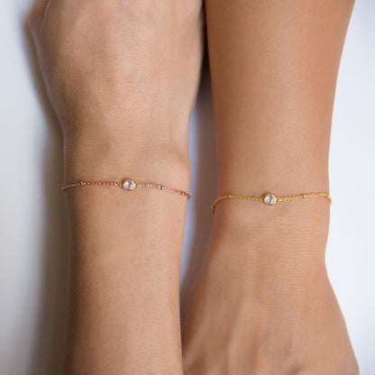 Close-up of the Lisa Women's Elegant Bracelet featuring a delicate and timeless link design, offering a refined and sophisticated accessory for any occasion.
