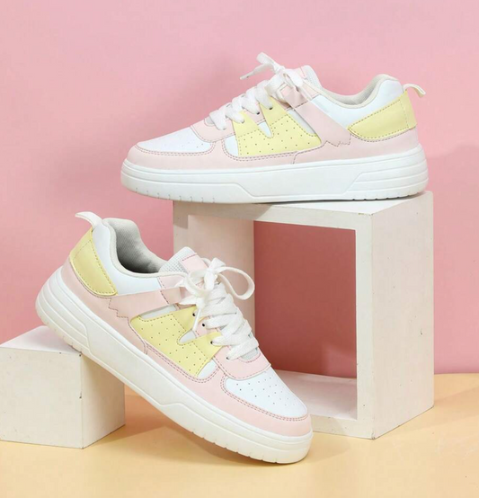 Women's casual sneakers with a modern design, featuring lace-up closure and a comfortable fit for everyday wear.