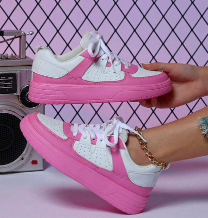 Women's casual sneakers with a modern design, featuring lace-up closure and a comfortable fit for everyday wear.