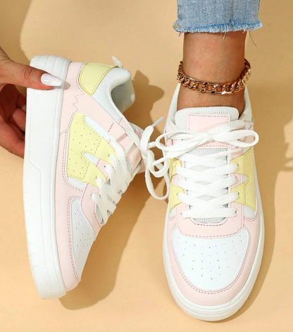 Women's casual sneakers with a modern design, featuring lace-up closure and a comfortable fit for everyday wear.