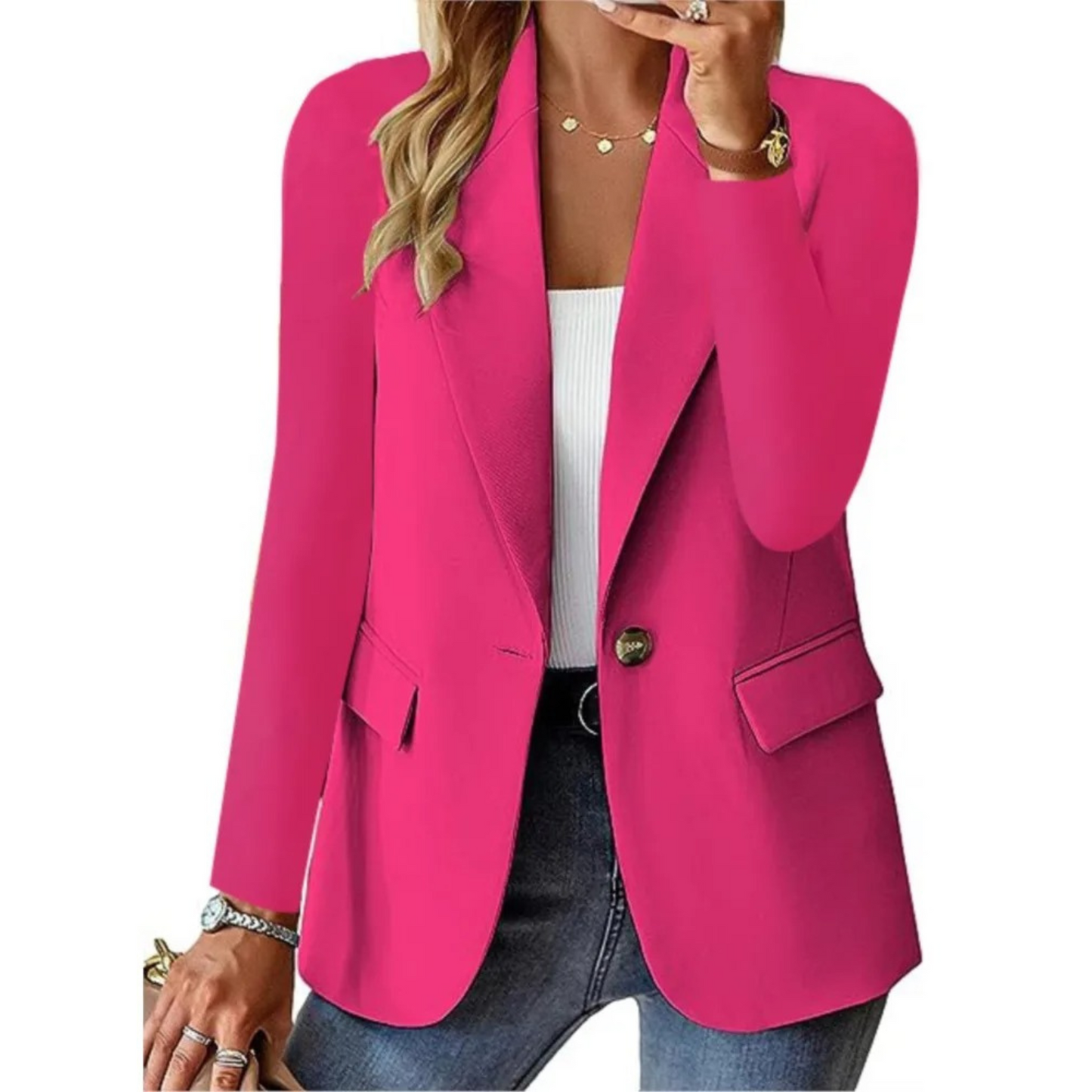 Femme portant le Chloé | Blazer élégant à bouton unique, un blazer chic à coupe ajustée, avec un bouton distinctif et des poches avant, idéal pour un look professionnel ou décontracté. Parfait pour sublimer vos tenues avec élégance et style.