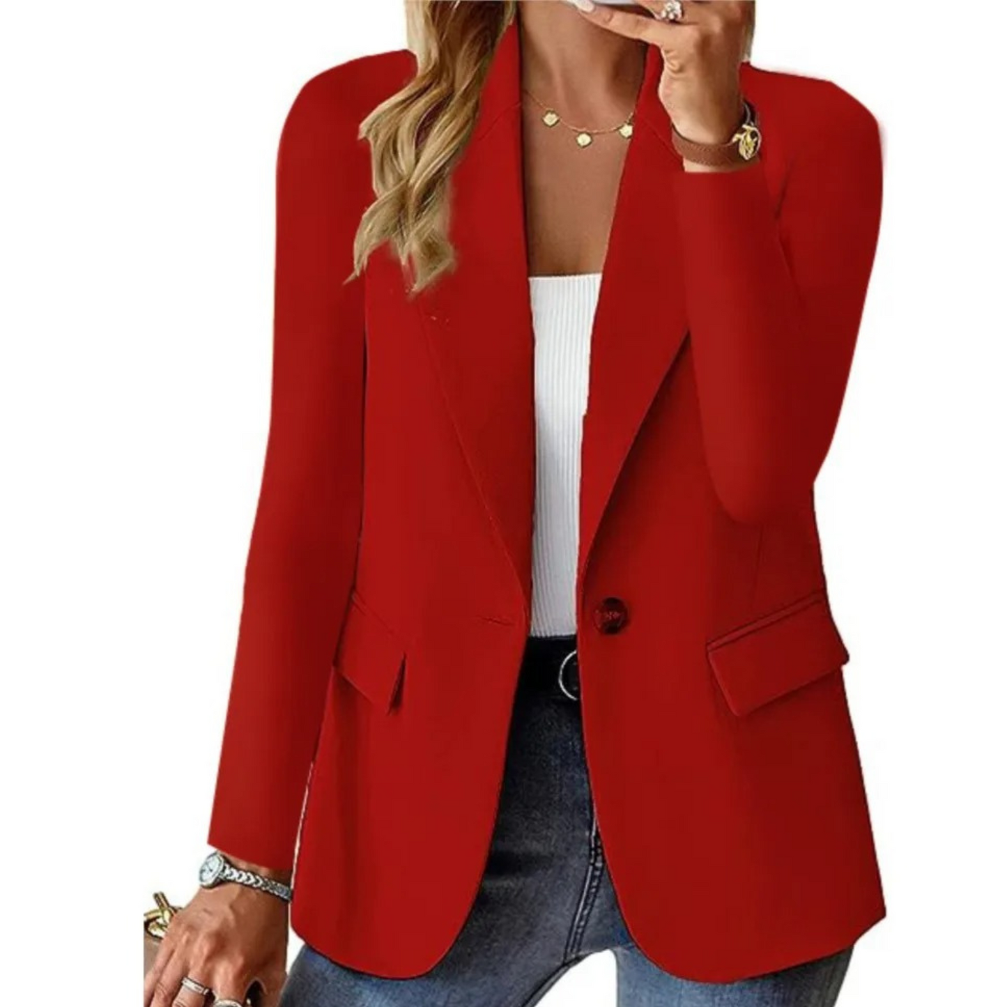 Femme portant le Chloé | Blazer élégant à bouton unique, un blazer chic à coupe ajustée, avec un bouton distinctif et des poches avant, idéal pour un look professionnel ou décontracté. Parfait pour sublimer vos tenues avec élégance et style.