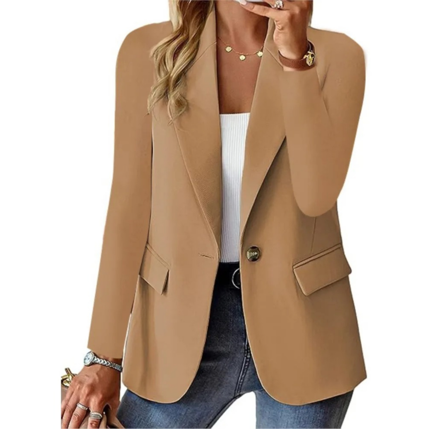 Femme portant le Chloé | Blazer élégant à bouton unique, un blazer chic à coupe ajustée, avec un bouton distinctif et des poches avant, idéal pour un look professionnel ou décontracté. Parfait pour sublimer vos tenues avec élégance et style.