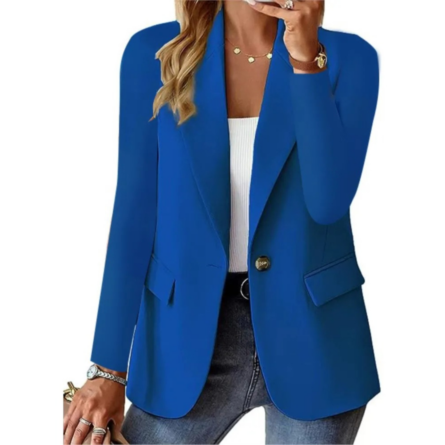 Femme portant le Chloé | Blazer élégant à bouton unique, un blazer chic à coupe ajustée, avec un bouton distinctif et des poches avant, idéal pour un look professionnel ou décontracté. Parfait pour sublimer vos tenues avec élégance et style.