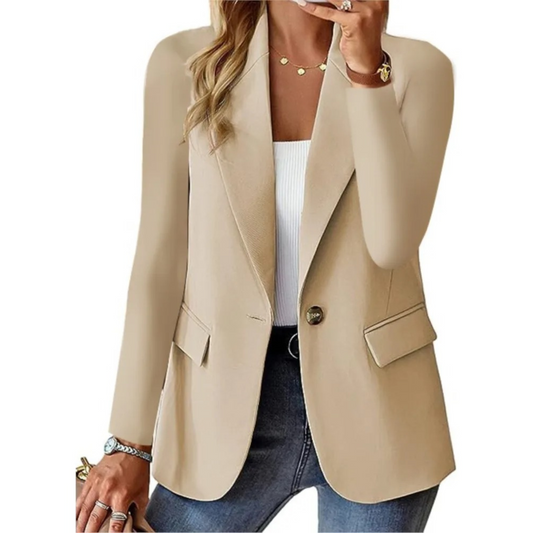 Femme portant le Chloé | Blazer élégant à bouton unique, un blazer chic à coupe ajustée, avec un bouton distinctif et des poches avant, idéal pour un look professionnel ou décontracté. Parfait pour sublimer vos tenues avec élégance et style.