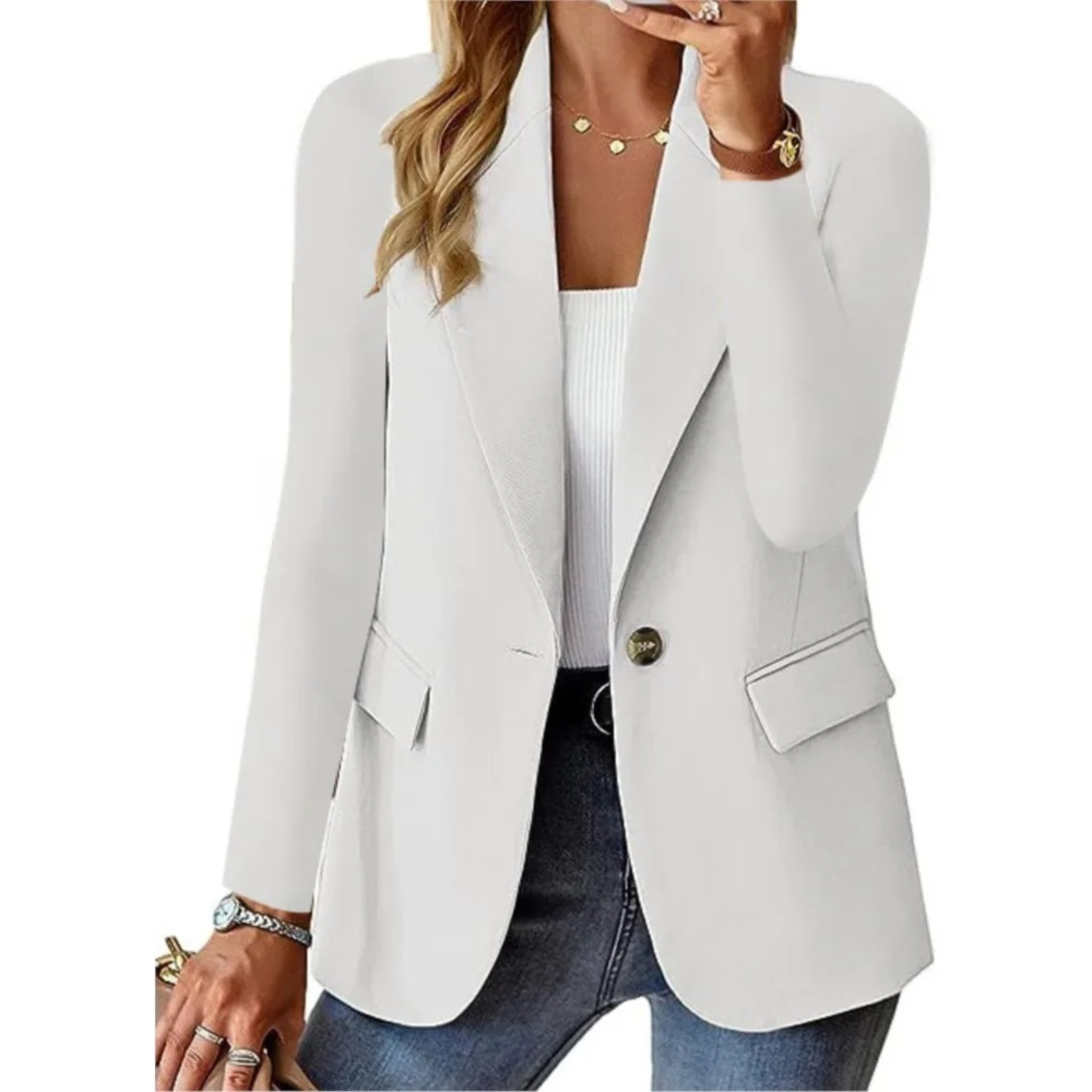 Femme portant le Chloé | Blazer élégant à bouton unique, un blazer chic à coupe ajustée, avec un bouton distinctif et des poches avant, idéal pour un look professionnel ou décontracté. Parfait pour sublimer vos tenues avec élégance et style.