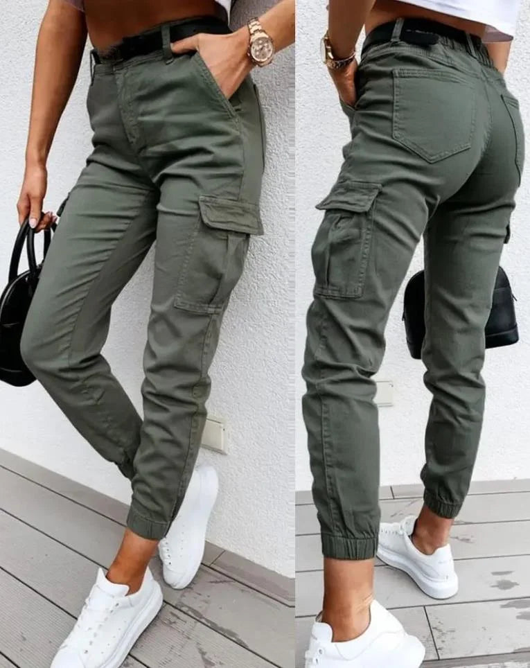 Women's high-waisted Ava | High-Waisted Cargo Pants for Women with side pockets and belt, combining style and functionality. These pants are perfect for a chic casual look, accompanied by sneakers and a small handbag.