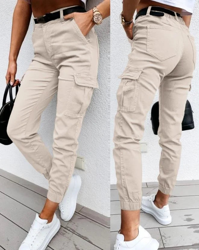 Women's high-waisted Ava | High-Waisted Cargo Pants for Women with side pockets and belt, combining style and functionality. These pants are perfect for a chic casual look, accompanied by sneakers and a small handbag.