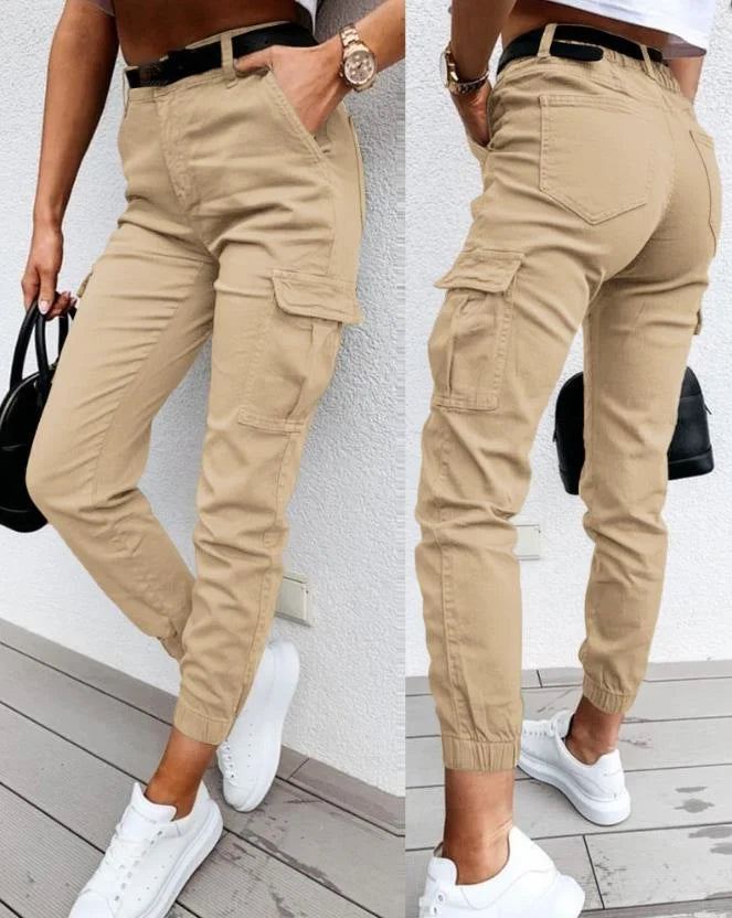 Women's high-waisted Ava | High-Waisted Cargo Pants for Women with side pockets and belt, combining style and functionality. These pants are perfect for a chic casual look, accompanied by sneakers and a small handbag.