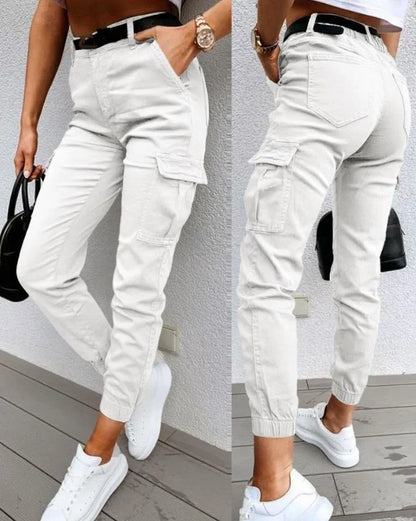 Women's high-waisted Ava | High-Waisted Cargo Pants for Women with side pockets and belt, combining style and functionality. These pants are perfect for a chic casual look, accompanied by sneakers and a small handbag.