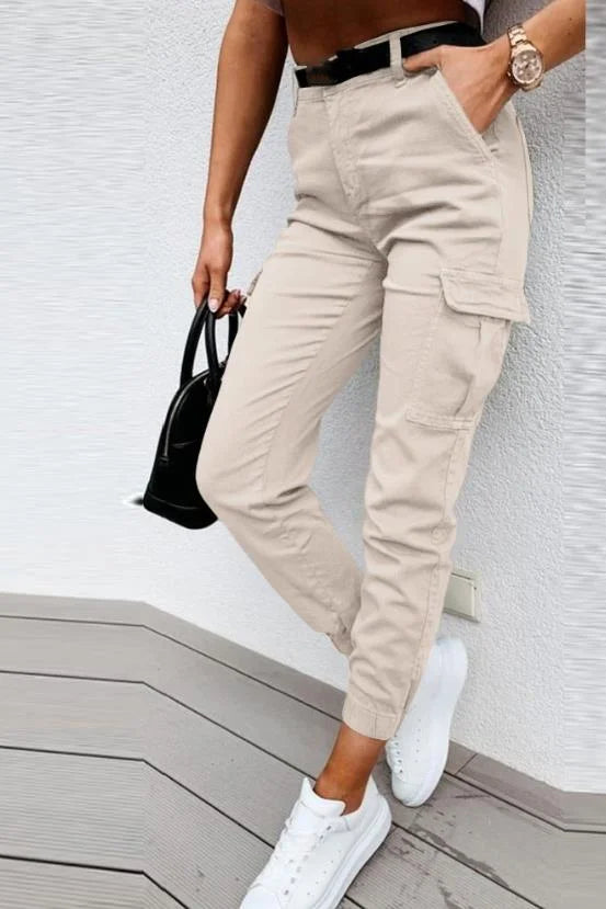 Women's high-waisted Ava | High-Waisted Cargo Pants for Women with side pockets and belt, combining style and functionality. These pants are perfect for a chic casual look, accompanied by sneakers and a small handbag.