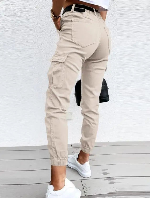 Women's high-waisted Ava | High-Waisted Cargo Pants for Women with side pockets and belt, combining style and functionality. These pants are perfect for a chic casual look, accompanied by sneakers and a small handbag.